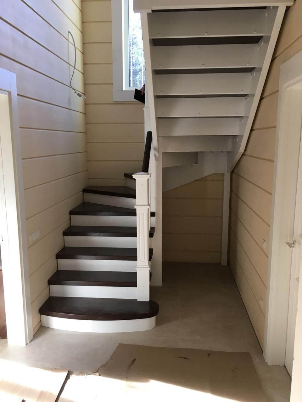 Лестницы из сосны с дубовыми ступенями и поручнями