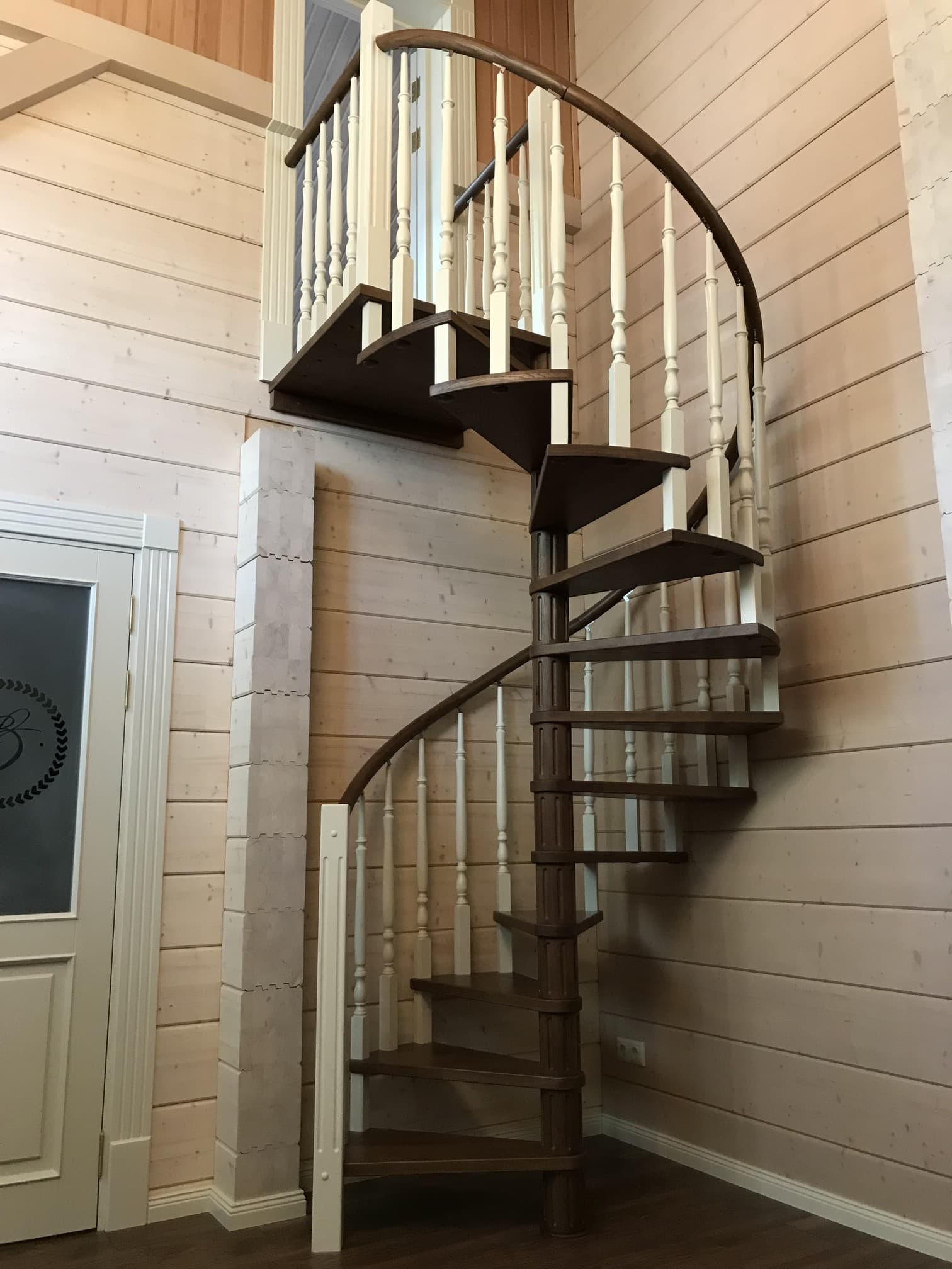 Лестница винтовая из дуба