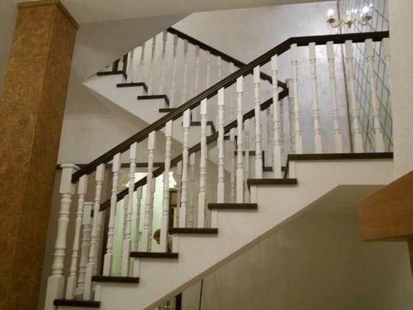 Лестница из сосны с дубовыми поручнями