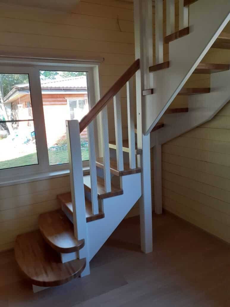 Лестница из сосны с дубовыми ступенями и поручнями