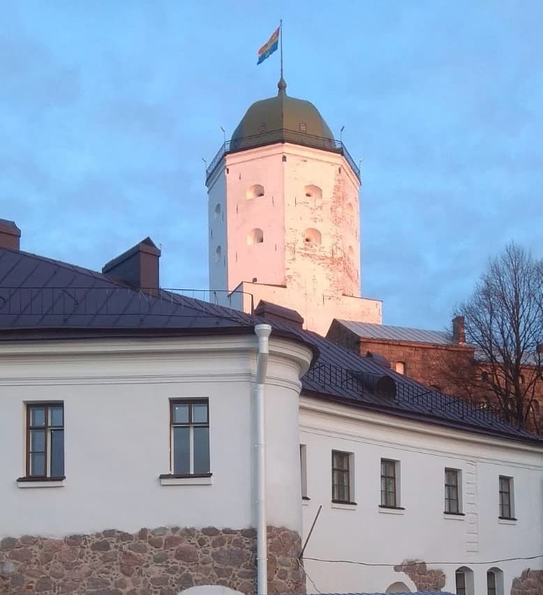 Окна в Выборгском замке в доме наместника.