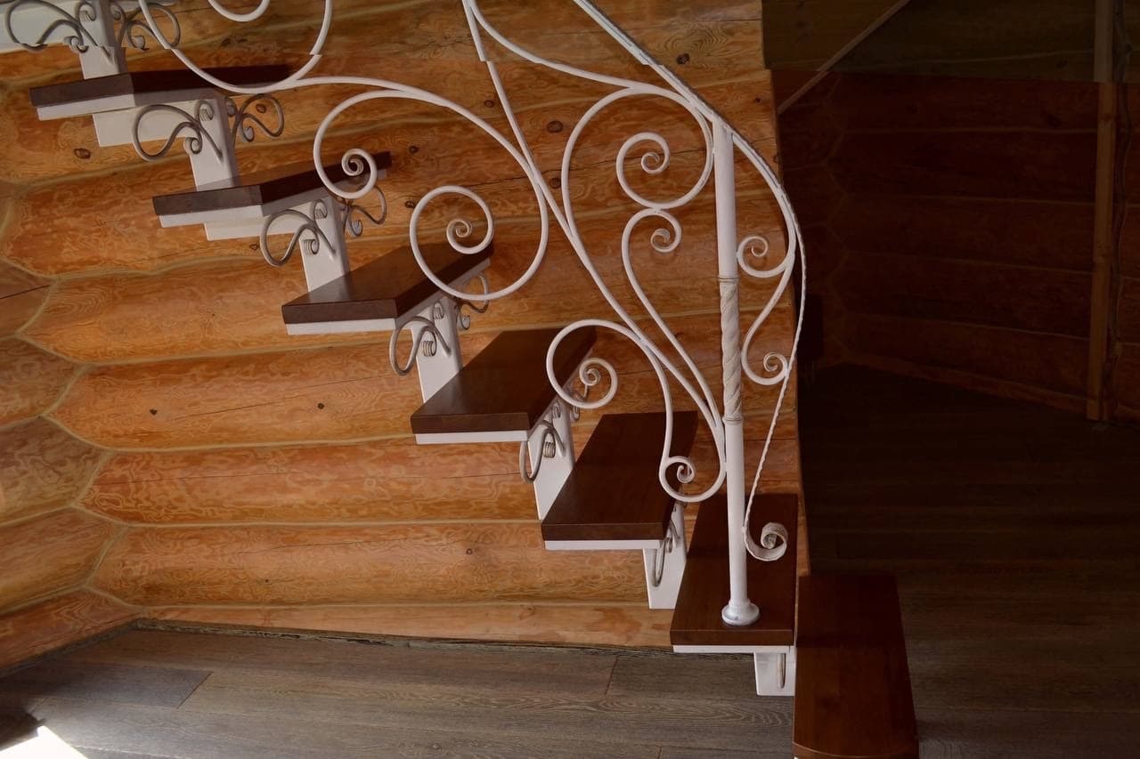 Кованая лестница с дубовыми ступенями