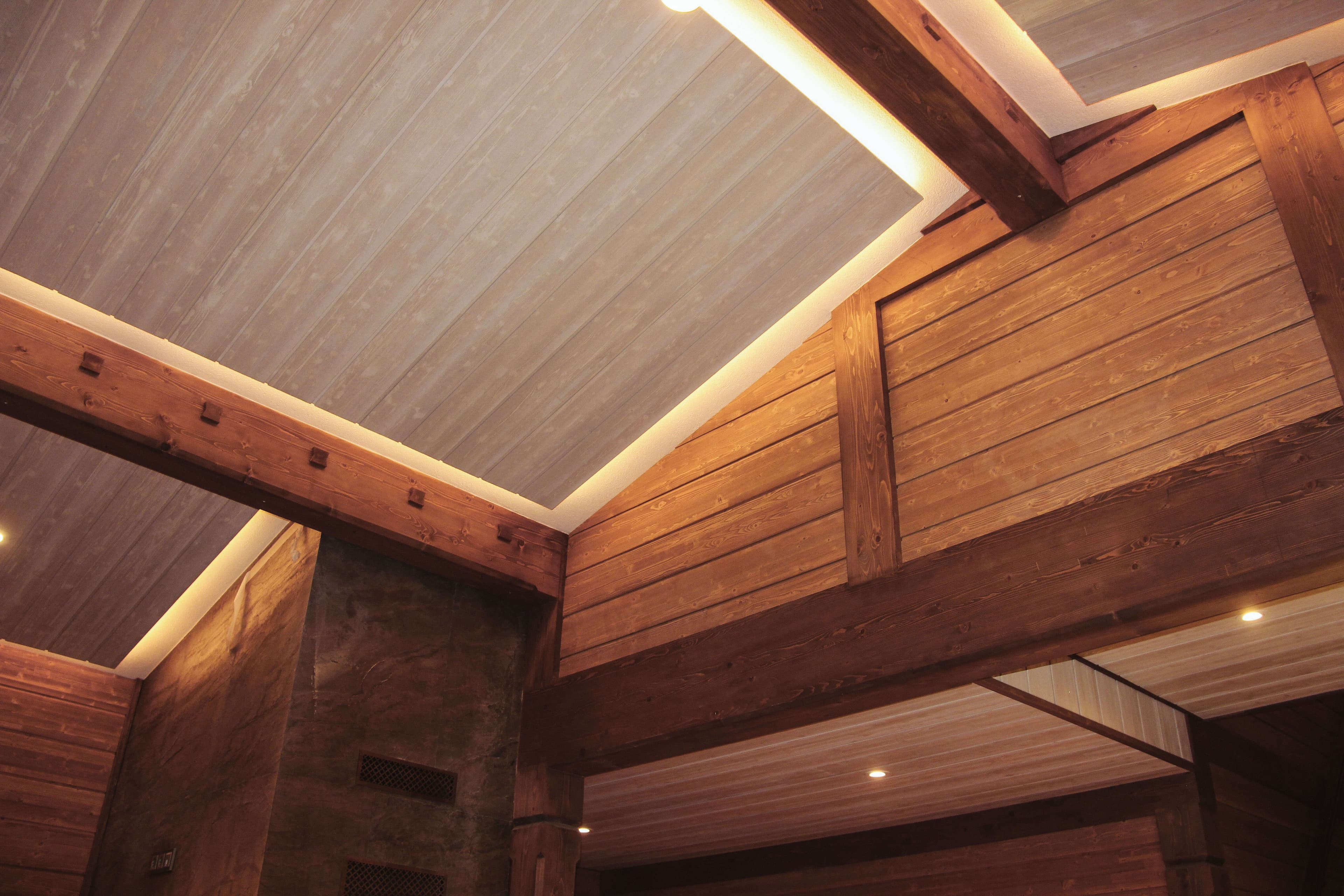 Стеновые панели их клеённых ламелей с брашировкой и патинированием