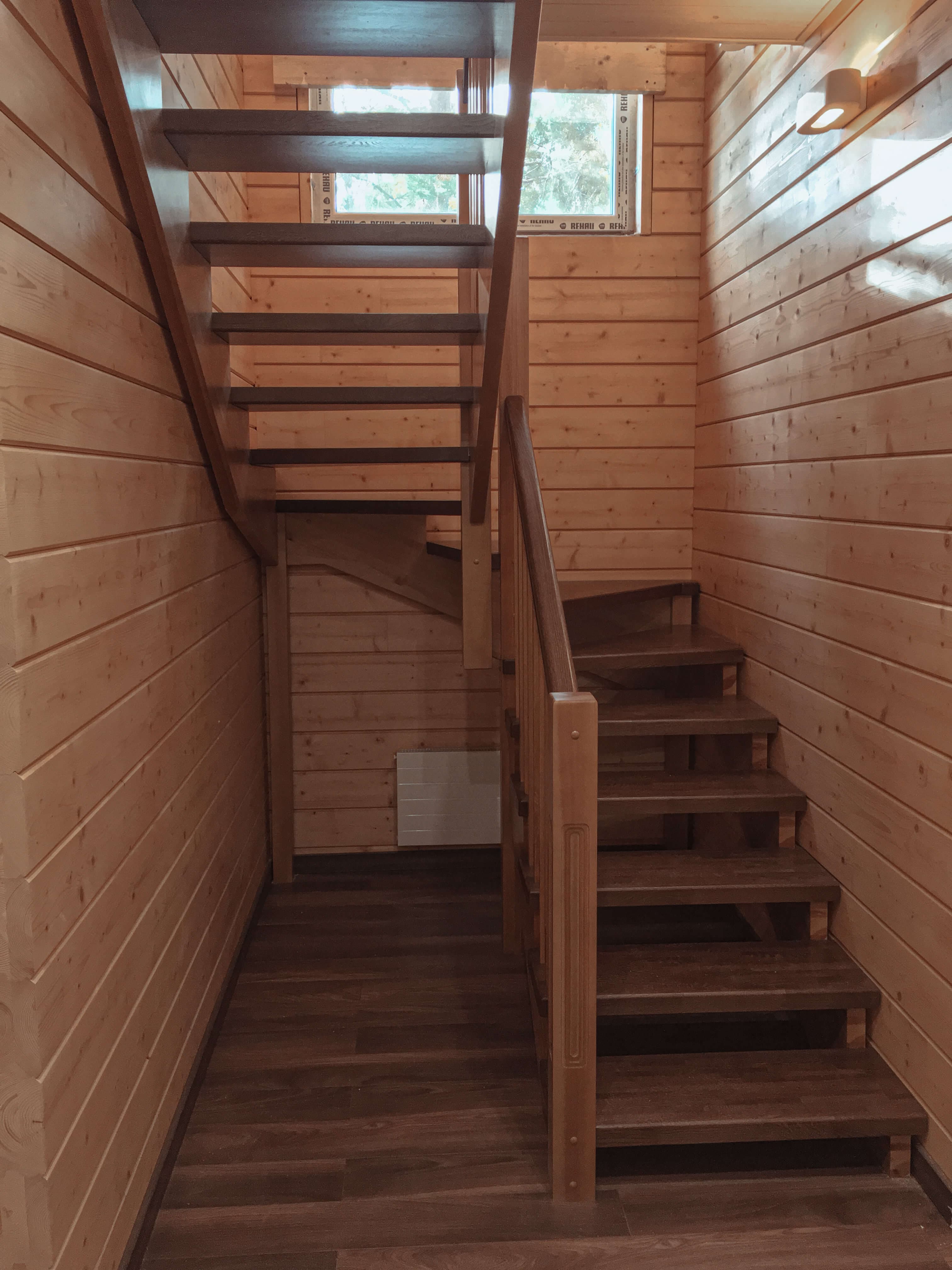 Лестница открытая на косоурах из сосны с дубовыми ступенями и поручнями