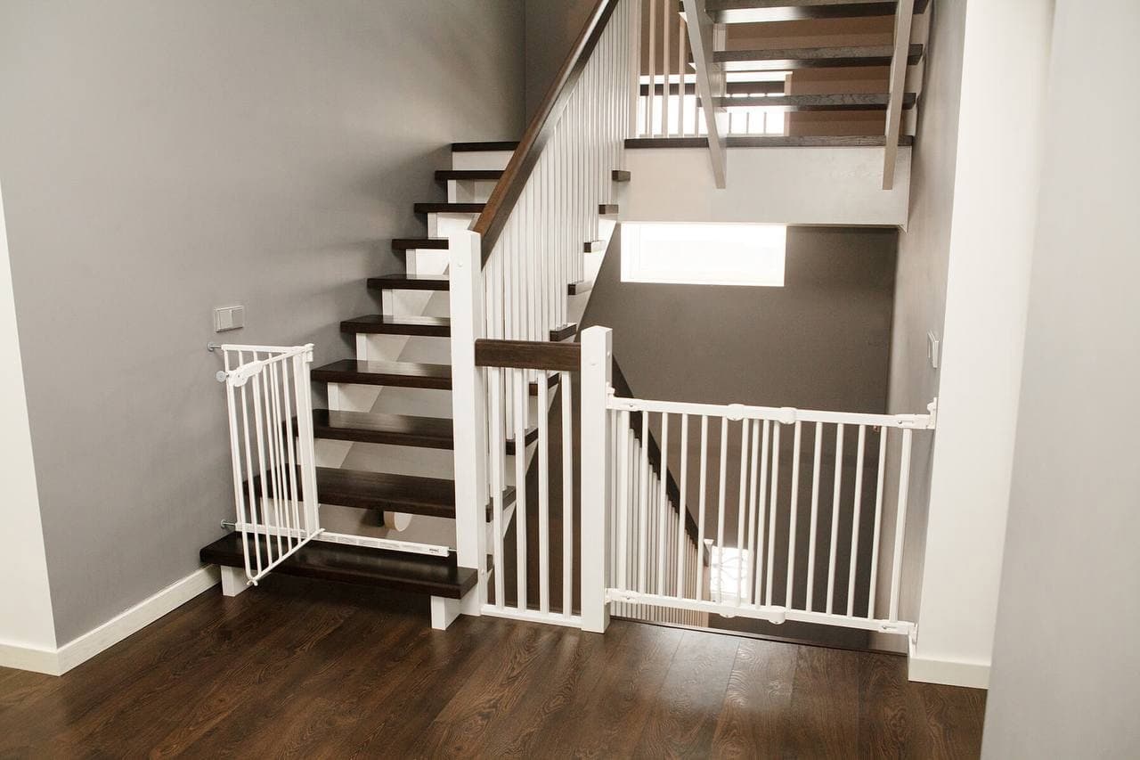 Дубовая комбинированная двухцветная лестница из массива сосны и дуба