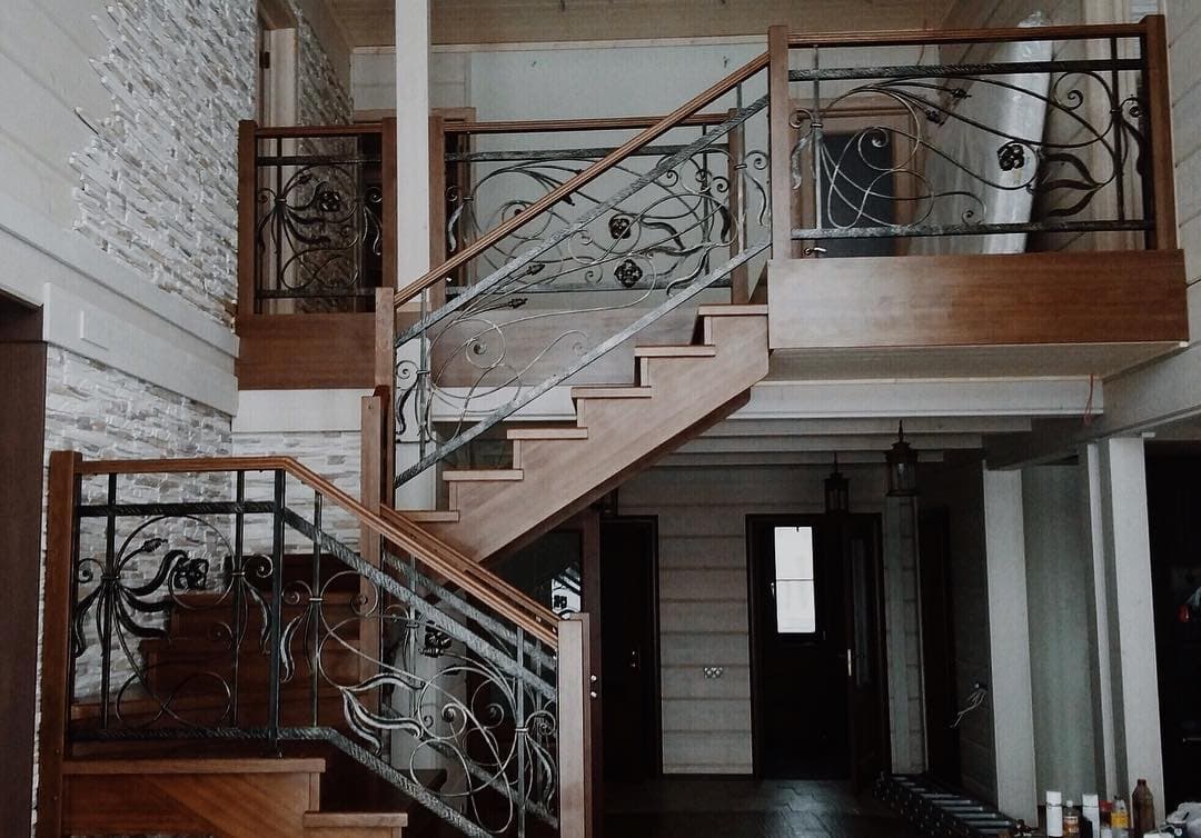 Дубовая лестница с коваными ограждениями