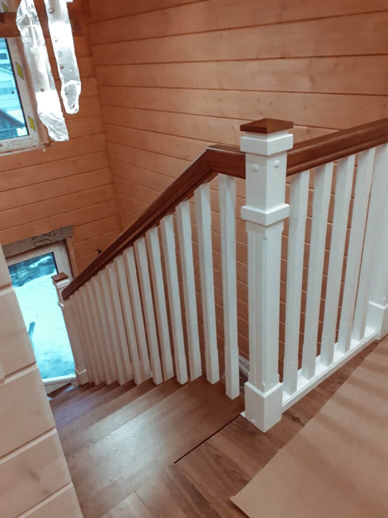 Лестница комбинированная из массива сосны со ступенями и поручнями из тонированного дуба. Пос. Невская дубровка, Лен. обл.