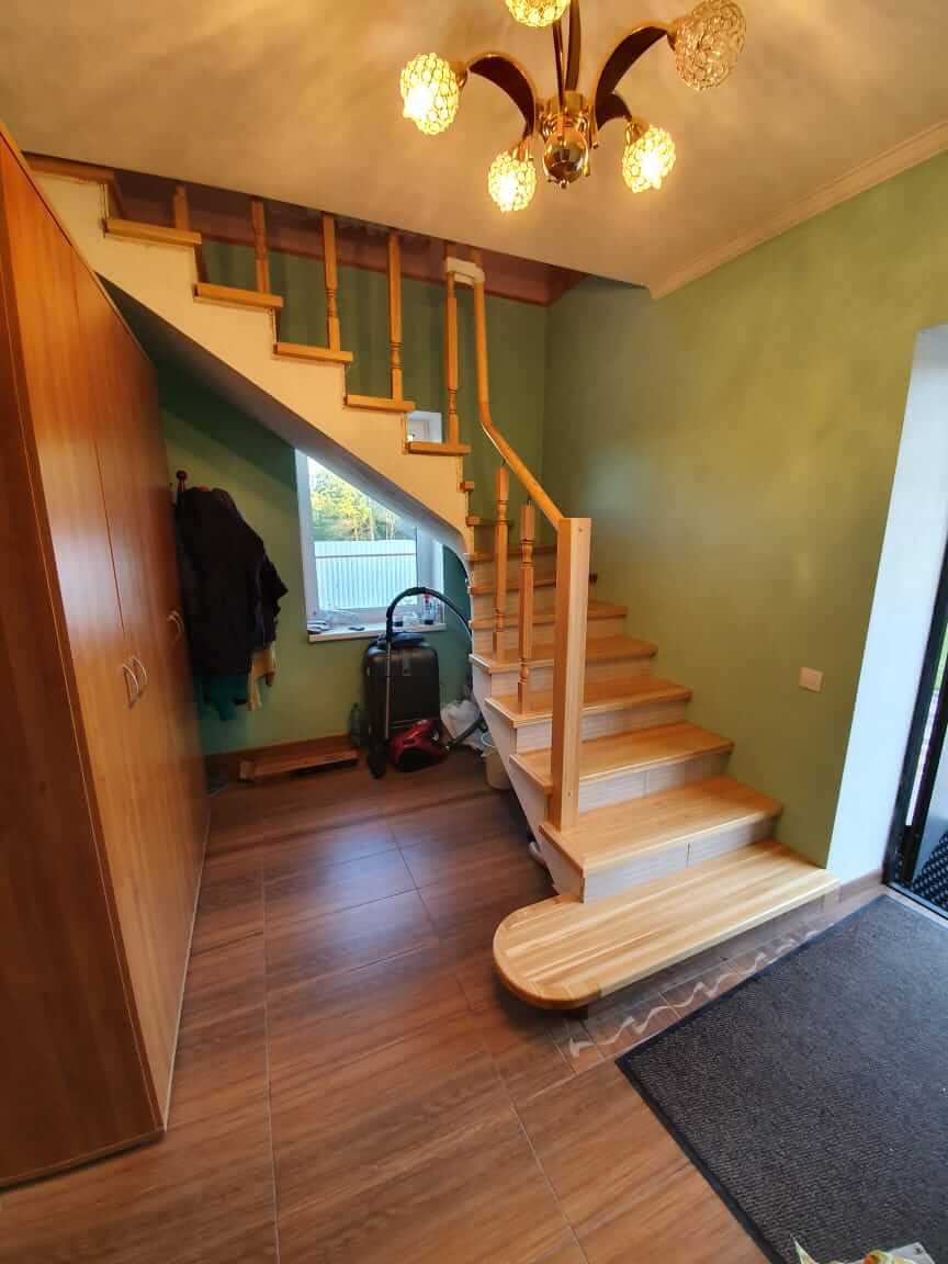 Лестница на бетоне из лиственницы с подступенками из плитки