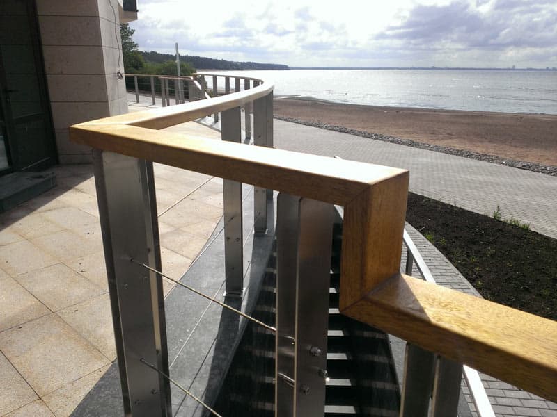 Ограждения из нержавеющей стали с поручнями из массива тика